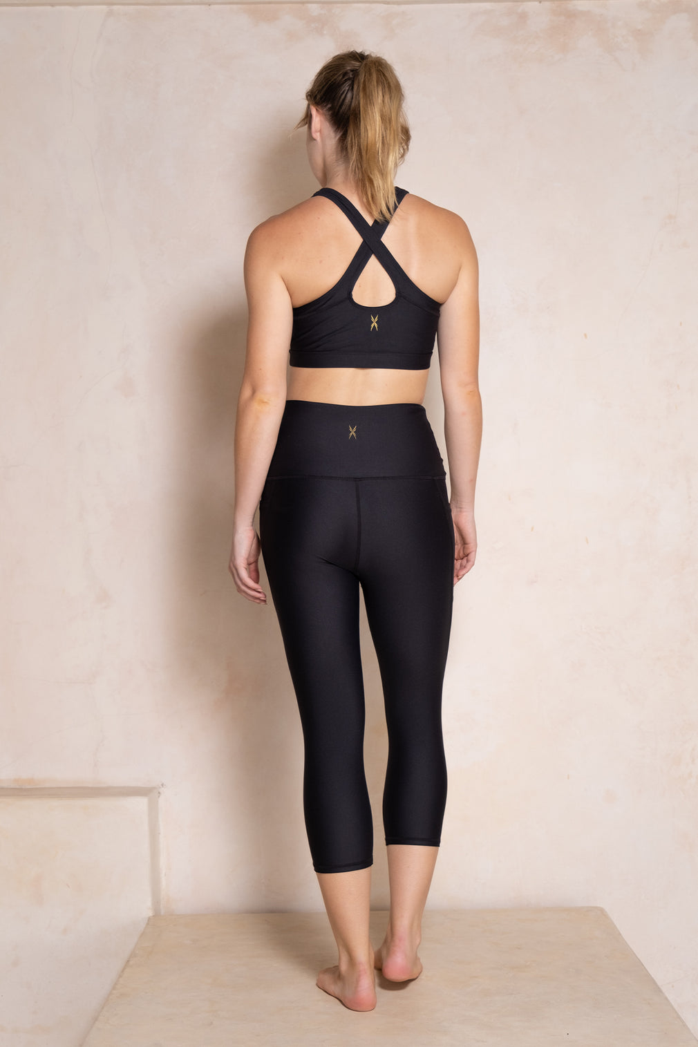 Black Walaga Capri Leggings